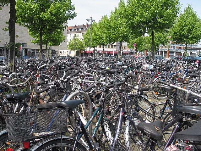 Gemeente pakt fout gestalde fietsen voor het station harder aan