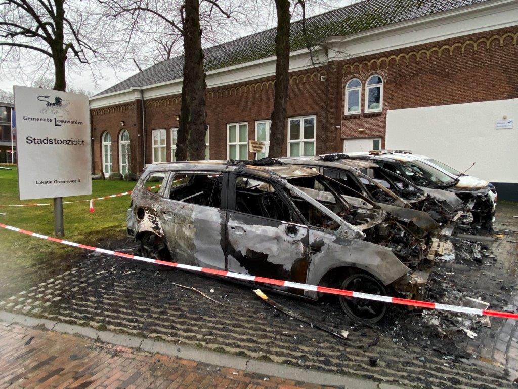 Drie auto’s Handhaving Leeuwarden in brand gestoken