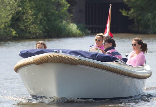 Huur een sloep en ontdek de Friese meren vanuit Earnewâld