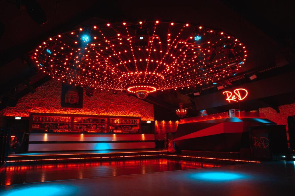 Club RED verloot flessen champagne om crisis door te komen