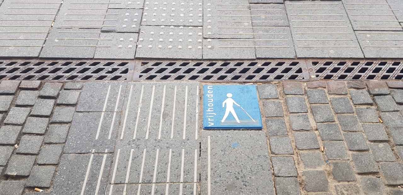 Blauwe tegels bij het station voor visueel beperkten