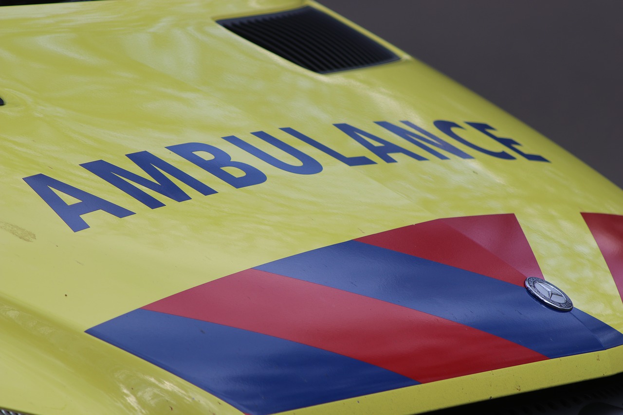 Ambulancepersoneel in Friesland krijgt bescherming tegen messen en glas