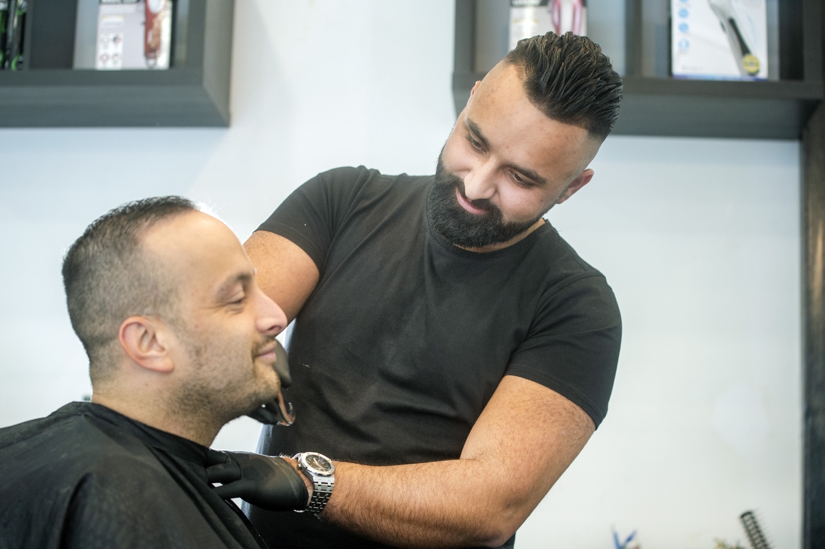 Haksshairstyling: Eigenaar Hakar is (en blijft) heerlijk positief