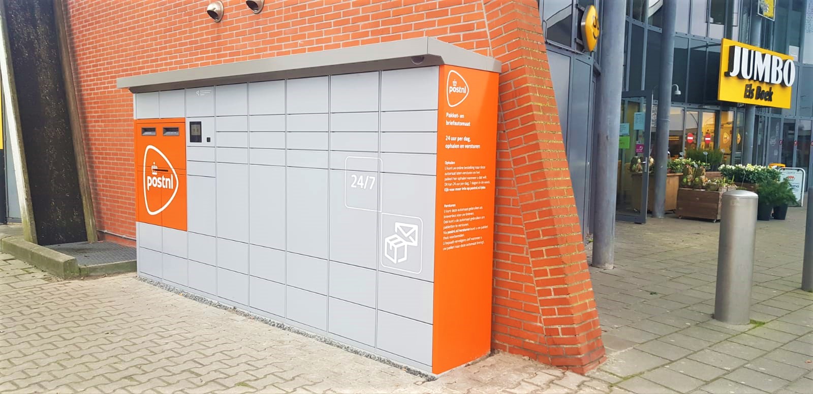 Eerste pakketautomaat van PostNL in Leeuwarden