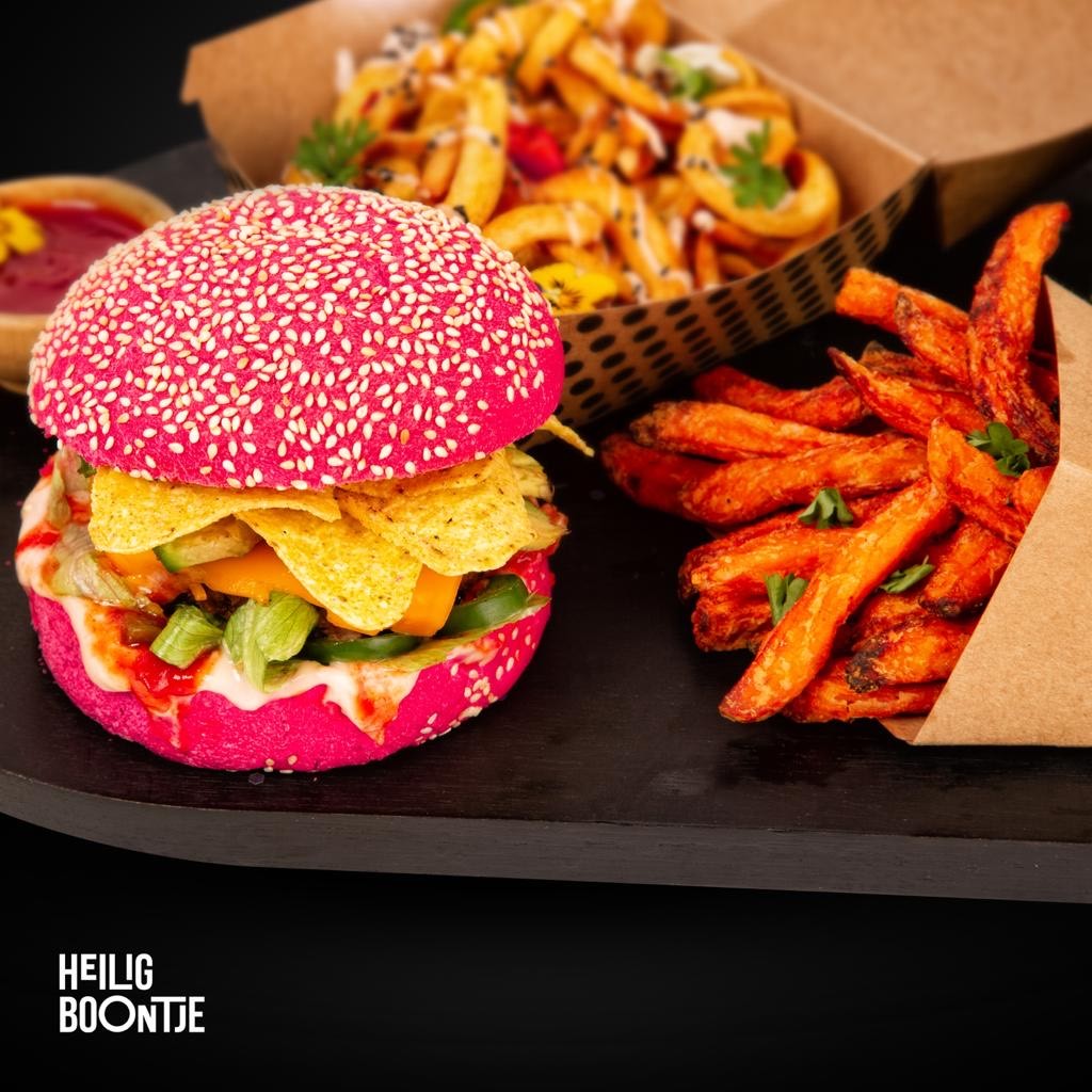 Heilig Boontje bezorgt gekleurde vegan burgers in Leeuwarden