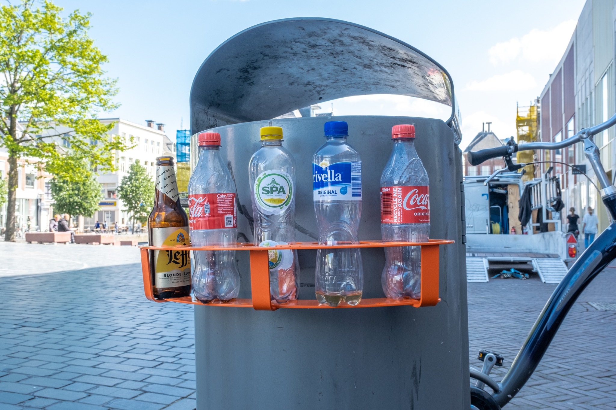 Leeuwarder prullenbakken krijgen DoneerRingen voor plastic flesjes