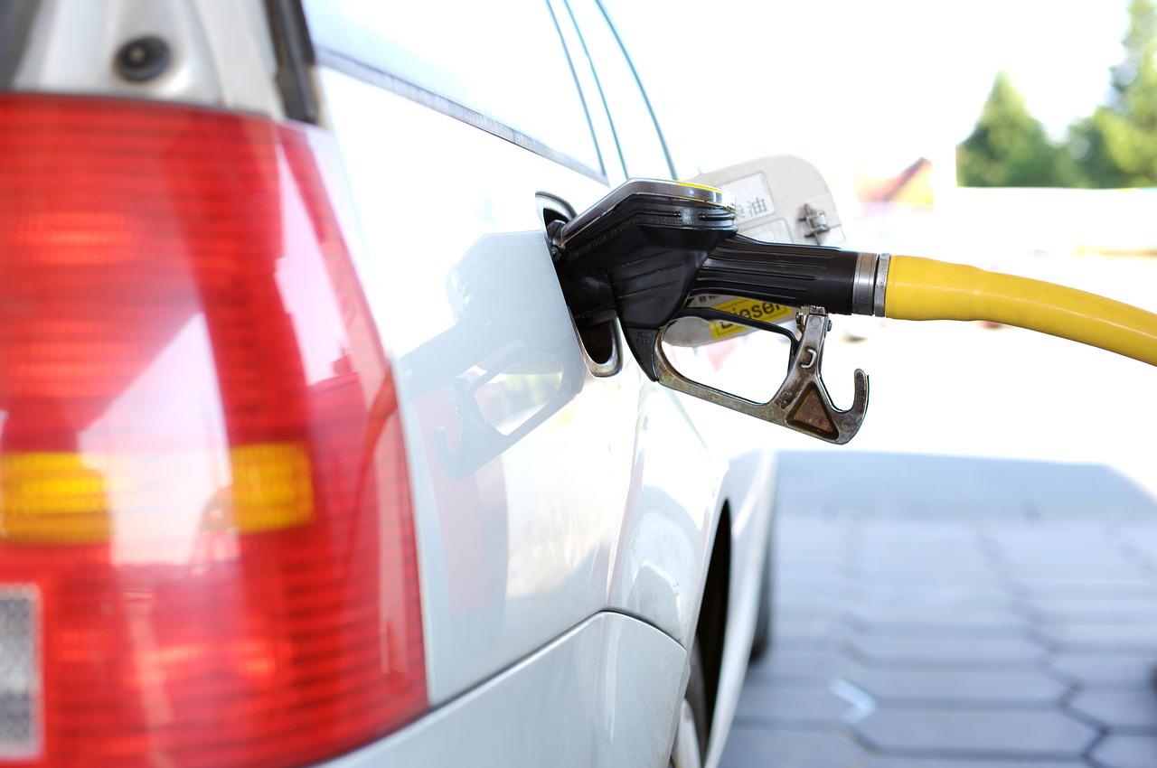 Veel betaald voor een volle tank benzine? Klopt: vandaag is benzineprijs op hoogste niveau ooit